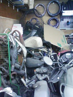 バイク屋の中